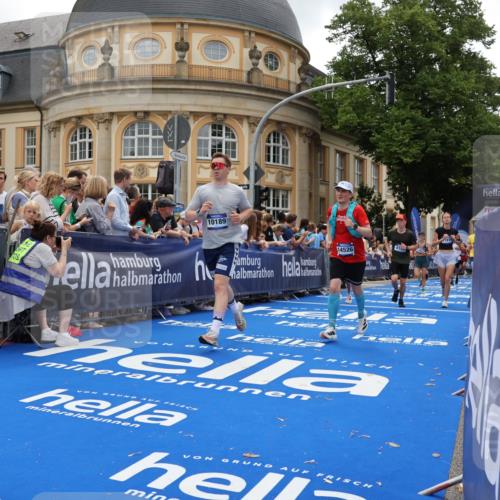 29.06.2025 - hella hamburg halbmarathon Strokosch-Dieckow http://msf.ph/oto/8289348 29.06.2025 10:49:21 Ziel 1342, 1476, 2878, 4183, 4185, 6158, 8112, 8813, 9348, 10053, 10189, 11339, 11779, 11819, 12670, 13269, 13450, 14526, 14838, 15422, 15784, 15894, 15966, 16369, 16891, 18476, 18887, 18960 meine-sportfotos.de