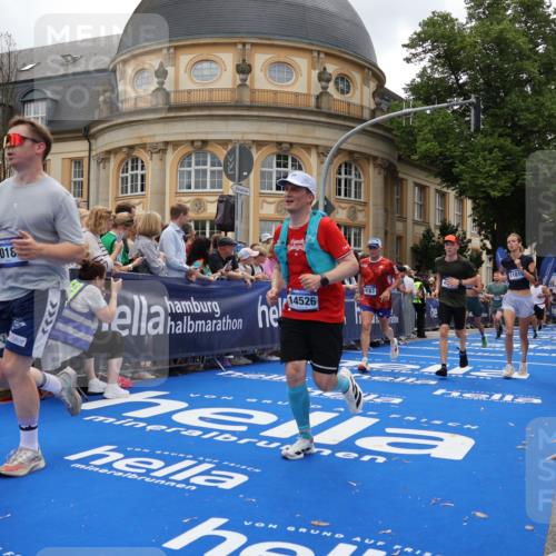 29.06.2025 - hella hamburg halbmarathon Strokosch-Dieckow http://msf.ph/oto/8289356 29.06.2025 10:49:22 Ziel 1342, 1476, 2878, 4183, 4185, 6158, 8437, 8813, 9348, 10053, 10189, 11339, 11779, 11819, 12670, 13269, 13450, 14526, 14838, 15422, 15784, 15894, 15966, 16891, 18476, 18887, 18960 meine-sportfotos.de