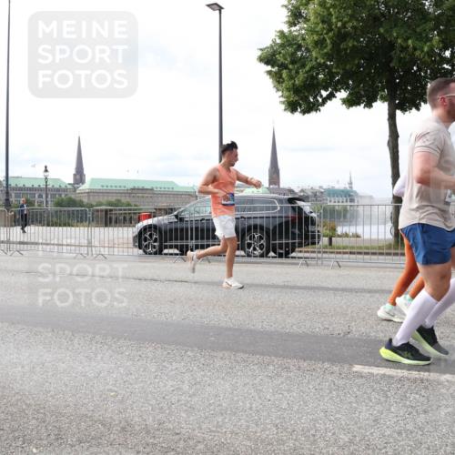 29.06.2025 - hella hamburg halbmarathon Lena Gebhardt http://msf.ph/oto/8289363 29.06.2025 10:21:07 Lombardsbrücke 1028, 1266, 1658, 2053, 2101, 2271, 2325, 2383, 2635, 2815, 2834, 2923, 2945, 2956, 2986, 3122, 3161, 3247, 3453, 3781, 3813, 3817, 4082, 4288, 4350, 5041, 5061, 5373, 5395, 5493, 5767, 6275, 6308, 6608, 6844, 7228, 7375, 7522, 7553, 7608, 8113, 8724, 8726, 8844, 8940, 9005, 9011, 9100, 9108, 9236, 9501, 9981, 10050, 10350, 10585, 10602, 11100, 11145, 11698, 12175, 12694, 12844, 13057, 13508 meine-sportfotos.de