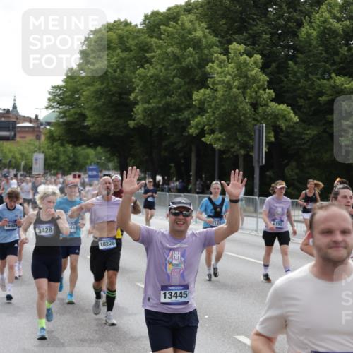 29.06.2025 - hella hamburg halbmarathon Jannik Wohlers http://msf.ph/oto/8289368 29.06.2025 10:36:07 Lombardsbrücke 1102, 1224, 2124, 3398, 3428, 4442, 5012, 5427, 5540, 5573, 5747, 5919, 6190, 6667, 7632, 8498, 8530, 8945, 9115, 9117, 9229, 9918, 10024, 10112, 10336, 10341, 10984, 11541, 11637, 12493, 13092, 13265, 13445, 14296, 15077, 15234, 15568, 15707, 15805, 16239, 16977, 17156, 17807, 18152, 18226, 18488, 18644, 18646, 18918, 18929 meine-sportfotos.de