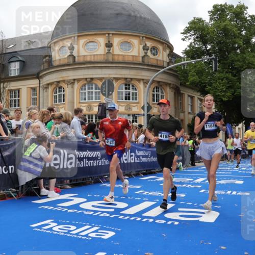 29.06.2025 - hella hamburg halbmarathon Strokosch-Dieckow http://msf.ph/oto/8289388 29.06.2025 10:49:23 Ziel 1342, 1476, 2878, 4183, 4185, 6158, 8437, 8689, 8813, 10053, 10189, 11339, 11779, 11819, 12094, 12670, 13269, 14526, 14838, 15422, 15784, 15894, 15966, 16891, 18476, 18887, 18960 meine-sportfotos.de