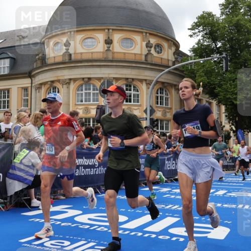 29.06.2025 - hella hamburg halbmarathon Strokosch-Dieckow http://msf.ph/oto/8289401 29.06.2025 10:49:23 Ziel 1342, 1476, 2878, 4183, 4185, 6158, 8437, 8689, 8813, 10053, 10189, 11339, 11779, 11819, 12094, 12670, 13269, 14526, 14838, 15422, 15784, 15894, 15966, 16891, 18476, 18887, 18960 meine-sportfotos.de