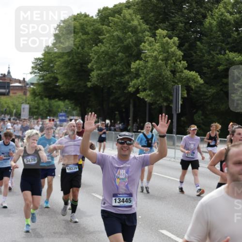 29.06.2025 - hella hamburg halbmarathon Jannik Wohlers http://msf.ph/oto/8289415 29.06.2025 10:36:07 Lombardsbrücke 1102, 1224, 2124, 3398, 3428, 4442, 5012, 5427, 5540, 5573, 5747, 5919, 6190, 6667, 7632, 8498, 8530, 8945, 9115, 9117, 9229, 9918, 10024, 10112, 10336, 10341, 10984, 11541, 11637, 12493, 13092, 13265, 13445, 14296, 15077, 15234, 15568, 15707, 15805, 16239, 16977, 17156, 17807, 18152, 18226, 18488, 18644, 18646, 18918, 18929 meine-sportfotos.de