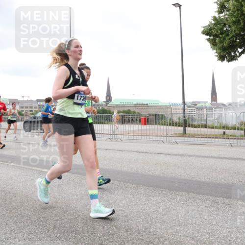 29.06.2025 - hella hamburg halbmarathon Lena Gebhardt http://msf.ph/oto/8289421 29.06.2025 10:55:38 Lombardsbrücke 9857, 1739, 1013, 1616, 1873, 1917, 2090, 3101, 3115, 3157, 3244, 3577, 4039, 4265, 4470, 4628, 4896, 5040, 5220, 5222, 5483, 5487, 5575, 6055, 6056, 6113, 6257, 6594, 7219, 7548, 7680, 7766, 7969, 8110, 8403, 8519, 8527, 8532, 8533, 8626, 8648, 9548, 9614, 9618, 9857, 9858, 9861, 9865, 9956, 10094, 10436, 10438, 10449, 10458, 10559, 10593, 10885, 11109, 11903, 11962, 11963, 12695, 12902, 13098, 13230, 14727, 15152, 15160, 16385 meine-sportfotos.de