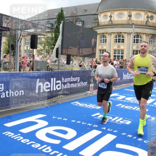 29.06.2025 - hella hamburg halbmarathon Michael Strokosch http://msf.ph/oto/8289428 29.06.2025 10:56:02 Ziel 1180, 3042, 7147, 8968, 9246, 10084, 14867, 15184, 15868, 15884, 16176 meine-sportfotos.de