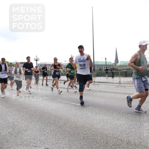 29.06.2025 - hella hamburg halbmarathon Lena Gebhardt http://msf.ph/oto/8289468 29.06.2025 10:36:13 Lombardsbrücke 15248, 14249, 17732, 6896, 1507, 7275, 70, 1008, 1010, 1036, 1102, 1108, 1183, 1224, 1775, 1780, 1835, 2352, 2520, 2811, 2827, 2870, 3398, 3401, 3404, 3598, 3699, 3741, 3877, 3990, 4245, 4326, 4413, 4442, 4798, 4937, 5012, 5246, 5427, 5540, 5573, 5666, 5747, 5809, 5919, 6021, 6092, 6093, 6184, 6190, 6417, 6667, 6845, 6896, 7086, 7111, 7140, 7275, 7304, 7575, 7576, 7632, 8333, 8356, 8498, 8530, 8581, 8945, 8947, 9115, 9117, 9229, 9432, 12408 meine-sportfotos.de
