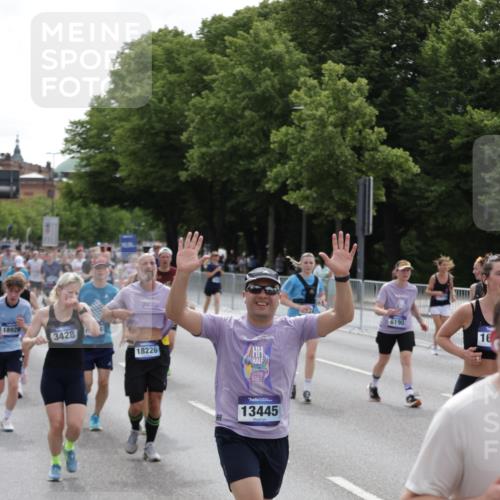 29.06.2025 - hella hamburg halbmarathon Jannik Wohlers http://msf.ph/oto/8289470 29.06.2025 10:36:07 Lombardsbrücke 1102, 1224, 2124, 3398, 3428, 4442, 5012, 5427, 5540, 5573, 5747, 5919, 6190, 6667, 7632, 8498, 8530, 8945, 9115, 9117, 9229, 9918, 10024, 10112, 10336, 10341, 10984, 11541, 11637, 12493, 13092, 13265, 13445, 14296, 15077, 15234, 15568, 15707, 15805, 16239, 16977, 17156, 17807, 18152, 18226, 18488, 18644, 18646, 18918, 18929 meine-sportfotos.de