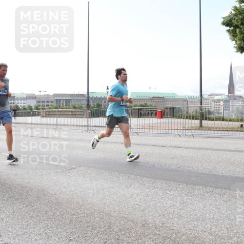 29.06.2025 - hella hamburg halbmarathon Lena Gebhardt http://msf.ph/oto/8289480 29.06.2025 10:11:50 Lombardsbrücke 1328, 1531, 1866, 1992, 3363, 4227, 5379, 5605, 7571, 8115, 8807, 8810, 9191, 9428, 10042, 10372, 10409, 10428, 11321, 11507, 11525, 11537, 11581, 11755, 11917, 12473, 13171, 13177, 13203, 13542, 13939, 13958, 14008, 14196, 14384, 15137, 15797, 15945, 16976, 17080, 17638, 17774, 17866, 18261, 18278, 18382, 18395, 18655, 19172 meine-sportfotos.de
