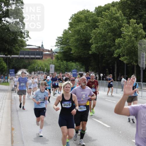 29.06.2025 - hella hamburg halbmarathon Jannik Wohlers http://msf.ph/oto/8289514 29.06.2025 10:36:08 Lombardsbrücke 1224, 2124, 3398, 3428, 4442, 5012, 5427, 5540, 5573, 5747, 5919, 6190, 6667, 7632, 8498, 8530, 8945, 9115, 9117, 9229, 9918, 10024, 10112, 10336, 10984, 11541, 11637, 12493, 13092, 13265, 13266, 13445, 13903, 14296, 15077, 15234, 15568, 15707, 15805, 16228, 16239, 16977, 17156, 17807, 18152, 18174, 18226, 18488, 18644, 18646, 18918, 18929 meine-sportfotos.de