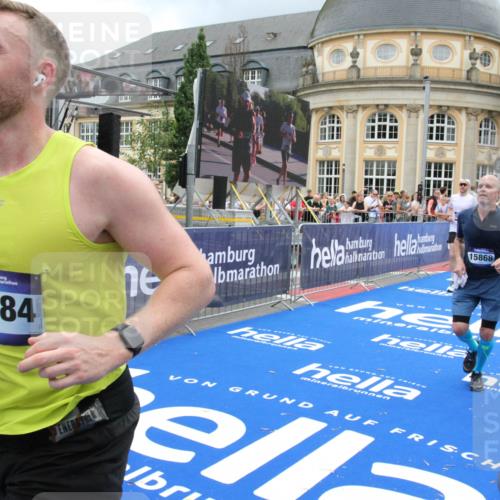 29.06.2025 - hella hamburg halbmarathon Michael Strokosch http://msf.ph/oto/8289537 29.06.2025 10:56:03 Ziel 1180, 3042, 3058, 7147, 8968, 9246, 10084, 14867, 15184, 15868, 15884, 16176, 18212 meine-sportfotos.de