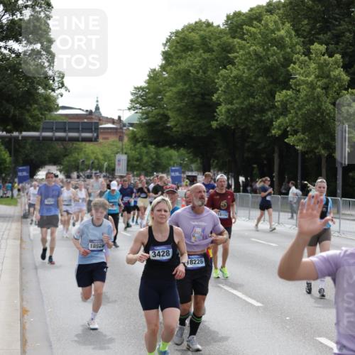 29.06.2025 - hella hamburg halbmarathon Jannik Wohlers http://msf.ph/oto/8289561 29.06.2025 10:36:08 Lombardsbrücke 1224, 2124, 3398, 3428, 4442, 5012, 5427, 5540, 5573, 5747, 5919, 6190, 6667, 7632, 8498, 8530, 8945, 9115, 9117, 9229, 9918, 10024, 10112, 10336, 10984, 11541, 11637, 12493, 13092, 13265, 13266, 13445, 13903, 14296, 15077, 15234, 15568, 15707, 15805, 16228, 16239, 16977, 17156, 17807, 18152, 18174, 18226, 18488, 18644, 18646, 18918, 18929 meine-sportfotos.de