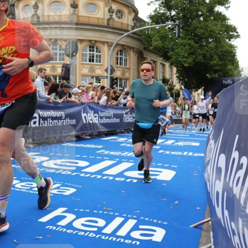 29.06.2025 - hella hamburg halbmarathon Strokosch-Dieckow http://msf.ph/oto/8289666 29.06.2025 10:49:30 Ziel 1342, 1476, 2516, 2592, 2596, 2878, 2889, 2937, 5705, 8437, 8689, 8813, 9038, 9649, 11339, 11340, 11679, 11779, 11977, 12094, 12670, 13233, 13269, 14562, 14838, 15392, 15784, 15857, 15894, 15966, 16114, 16592, 16738, 16891, 17001, 18476, 18887, 18960 meine-sportfotos.de