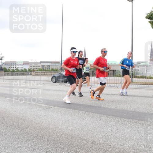 29.06.2025 - hella hamburg halbmarathon Lena Gebhardt http://msf.ph/oto/8289698 29.06.2025 10:55:40 Lombardsbrücke 5487, 16267, 857, 14727, 10885, 1616, 1873, 1917, 3101, 3115, 3157, 3244, 3577, 4039, 4265, 4470, 4628, 4896, 5040, 5220, 5222, 5483, 5487, 5575, 6055, 6056, 6113, 6257, 6594, 7219, 7516, 7548, 7680, 7766, 7969, 8110, 8403, 8519, 8527, 8532, 8533, 8626, 8648, 9548, 9614, 9618, 9857, 9858, 9861, 9865, 9956, 10094, 10436, 10438, 10449, 10458, 10559, 10593, 10885, 11109, 11903, 11962, 11963, 12695, 12902, 13098, 13230, 14727, 15152, 15160, 16385 meine-sportfotos.de