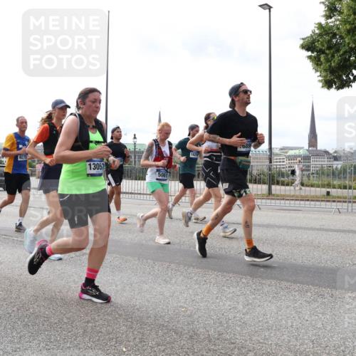 29.06.2025 - hella hamburg halbmarathon Lena Gebhardt http://msf.ph/oto/8289739 29.06.2025 10:21:09 Lombardsbrücke 5761, 308, 6275, 13057, 5061, 1625, 689, 1028, 1266, 1658, 2101, 2271, 2325, 2383, 2635, 2815, 2834, 2923, 2945, 2956, 2986, 3122, 3161, 3247, 3453, 3781, 3813, 3817, 4082, 4288, 4350, 5041, 5061, 5373, 5395, 5493, 5767, 6275, 6308, 6608, 6844, 7228, 7375, 7522, 7553, 7608, 7781, 8095, 8113, 8724, 8726, 8844, 8940, 9005, 9011, 9100, 9108, 9236, 9501, 9624, 9981, 10050, 10350, 10585, 10602, 11145, 11698, 12175, 12694, 12844, 13057, 13508 meine-sportfotos.de