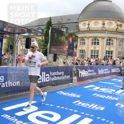 29.06.2025 - hella hamburg halbmarathon Michael Strokosch http://msf.ph/oto/8289741 29.06.2025 10:56:06 Ziel 1180, 3042, 3058, 5570, 7594, 12545, 14867, 15184, 15868, 16176, 17640, 17642, 18212 meine-sportfotos.de