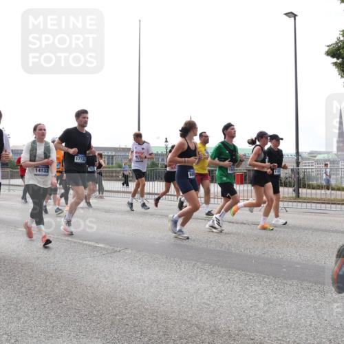 29.06.2025 - hella hamburg halbmarathon Lena Gebhardt http://msf.ph/oto/8289837 29.06.2025 10:36:15 Lombardsbrücke 15248, 14133, 17732, 1101, 689, 1008, 1010, 1036, 1102, 1108, 1183, 1224, 1775, 1780, 1835, 2124, 2352, 2520, 2811, 2827, 2870, 3398, 3401, 3404, 3428, 3598, 3699, 3741, 3877, 3990, 4245, 4326, 4413, 4442, 4798, 4937, 5012, 5246, 5427, 5540, 5573, 5666, 5747, 5809, 5919, 6021, 6092, 6093, 6184, 6190, 6417, 6667, 6845, 6896, 7086, 7111, 7140, 7275, 7304, 7575, 7576, 7632, 8333, 8356, 8498, 8530, 8581, 8945, 8947, 9115, 9117, 9229, 9432 meine-sportfotos.de