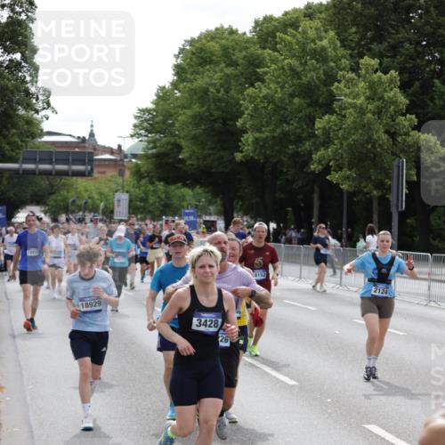 29.06.2025 - hella hamburg halbmarathon Jannik Wohlers http://msf.ph/oto/8289856 29.06.2025 10:36:08 Lombardsbrücke 1224, 2124, 3398, 3428, 4442, 5012, 5427, 5540, 5573, 5747, 5919, 6190, 6667, 7632, 8498, 8530, 8945, 9115, 9117, 9229, 9918, 10024, 10112, 10336, 10984, 11541, 11637, 12493, 13092, 13265, 13266, 13445, 13903, 14296, 15077, 15234, 15568, 15707, 15805, 16228, 16239, 16977, 17156, 17807, 18152, 18174, 18226, 18488, 18644, 18646, 18918, 18929 meine-sportfotos.de