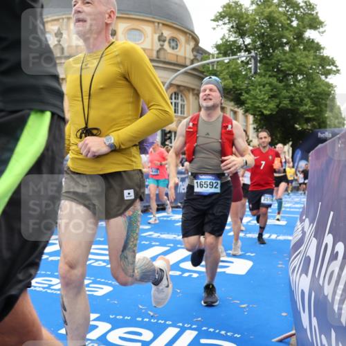 29.06.2025 - hella hamburg halbmarathon Strokosch-Dieckow http://msf.ph/oto/8289874 29.06.2025 10:49:35 Ziel 2504, 2516, 2592, 2596, 2706, 2889, 2937, 3060, 5705, 5978, 6115, 7332, 8437, 8689, 8813, 9038, 9463, 9619, 9649, 11340, 11679, 11977, 12094, 13233, 14562, 15392, 15857, 16114, 16592, 16738, 16843, 16877, 17001, 18058, 18451, 18926 meine-sportfotos.de
