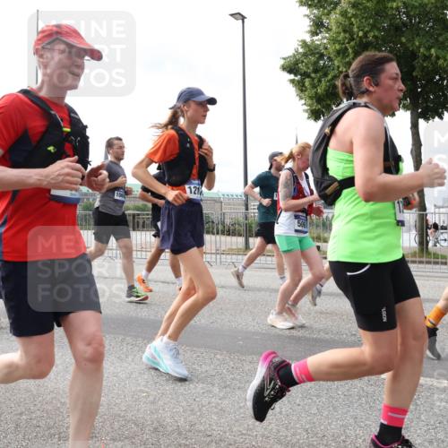 29.06.2025 - hella hamburg halbmarathon Lena Gebhardt http://msf.ph/oto/8289875 29.06.2025 10:21:10 Lombardsbrücke 106, 12, 506, 168, 1028, 1266, 1658, 2101, 2271, 2325, 2383, 2635, 2815, 2923, 2945, 2956, 2986, 3122, 3161, 3247, 3453, 3813, 3817, 4082, 4350, 5041, 5061, 5373, 5395, 5493, 5767, 6275, 6308, 6608, 6844, 7228, 7375, 7522, 7553, 7608, 7781, 8095, 8113, 8724, 8726, 8844, 8940, 9005, 9011, 9100, 9108, 9236, 9501, 9624, 9981, 10050, 10350, 10585, 10602, 11145, 11698, 12175, 12694, 12844, 13057, 13508 meine-sportfotos.de