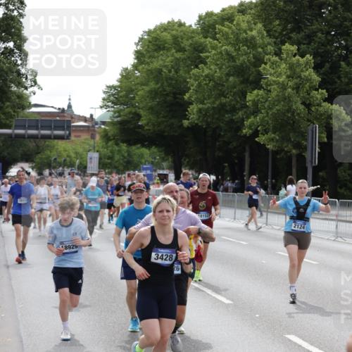 29.06.2025 - hella hamburg halbmarathon Jannik Wohlers http://msf.ph/oto/8289909 29.06.2025 10:36:09 Lombardsbrücke 1224, 2124, 2588, 3398, 3428, 4084, 4442, 5012, 5427, 5540, 5747, 5919, 6190, 6667, 7632, 8530, 8945, 9115, 9117, 9229, 9500, 9918, 10024, 10112, 10984, 11541, 11637, 12493, 12770, 13092, 13265, 13266, 13445, 13704, 13902, 13903, 14296, 15077, 15568, 15707, 15805, 16228, 16239, 16977, 17156, 17807, 18152, 18174, 18226, 18488, 18644, 18646, 18918, 18929 meine-sportfotos.de