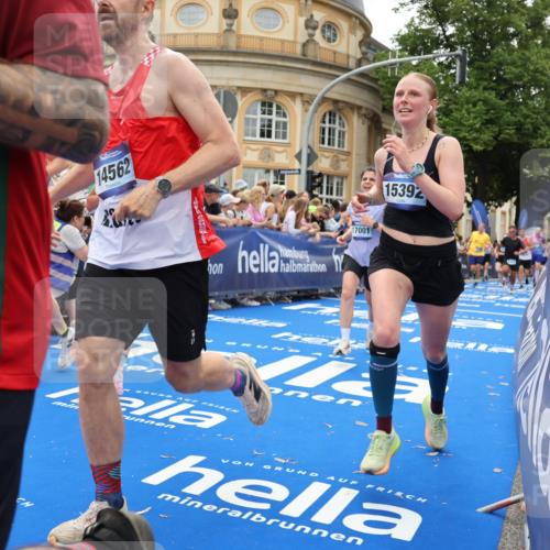 29.06.2025 - hella hamburg halbmarathon Strokosch-Dieckow http://msf.ph/oto/8289951 29.06.2025 10:49:37 Ziel 2504, 2516, 2592, 2596, 2706, 2889, 2937, 3060, 3543, 5705, 5894, 5978, 6115, 7332, 8689, 9038, 9463, 9551, 9619, 9649, 9723, 11340, 11679, 11977, 12094, 13159, 13233, 14562, 14794, 15392, 15857, 16114, 16592, 16738, 16843, 16877, 17001, 17282, 18058, 18451, 18926 meine-sportfotos.de