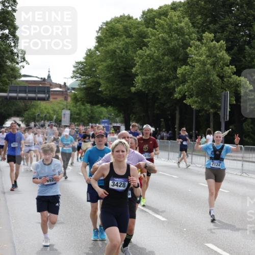 29.06.2025 - hella hamburg halbmarathon Jannik Wohlers http://msf.ph/oto/8289956 29.06.2025 10:36:09 Lombardsbrücke 1224, 2124, 2588, 3398, 3428, 4084, 4442, 5012, 5427, 5540, 5747, 5919, 6190, 6667, 7632, 8530, 8945, 9115, 9117, 9229, 9500, 9918, 10024, 10112, 10984, 11541, 11637, 12493, 12770, 13092, 13265, 13266, 13445, 13704, 13902, 13903, 14296, 15077, 15568, 15707, 15805, 16228, 16239, 16977, 17156, 17807, 18152, 18174, 18226, 18488, 18644, 18646, 18918, 18929 meine-sportfotos.de