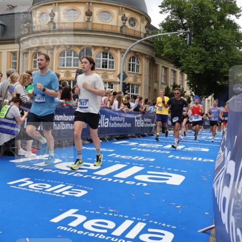 29.06.2025 - hella hamburg halbmarathon Strokosch-Dieckow http://msf.ph/oto/8289986 29.06.2025 10:49:39 Ziel 2504, 2516, 2706, 2889, 2937, 3060, 3543, 5705, 5894, 5978, 6115, 6125, 7332, 9038, 9463, 9551, 9619, 9649, 9723, 9924, 11340, 11679, 11977, 13159, 13233, 14562, 14794, 15392, 16114, 16592, 16738, 16843, 16877, 17001, 17282, 17753, 18058, 18451, 18926 meine-sportfotos.de
