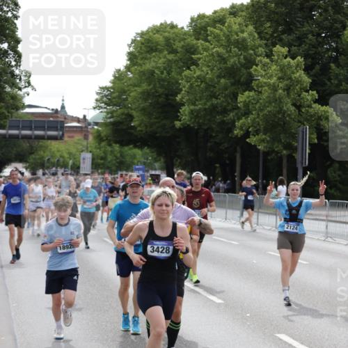 29.06.2025 - hella hamburg halbmarathon Jannik Wohlers http://msf.ph/oto/8290011 29.06.2025 10:36:09 Lombardsbrücke 1224, 2124, 2588, 3398, 3428, 4084, 4442, 5012, 5427, 5540, 5747, 5919, 6190, 6667, 7632, 8530, 8945, 9115, 9117, 9229, 9500, 9918, 10024, 10112, 10984, 11541, 11637, 12493, 12770, 13092, 13265, 13266, 13445, 13704, 13902, 13903, 14296, 15077, 15568, 15707, 15805, 16228, 16239, 16977, 17156, 17807, 18152, 18174, 18226, 18488, 18644, 18646, 18918, 18929 meine-sportfotos.de