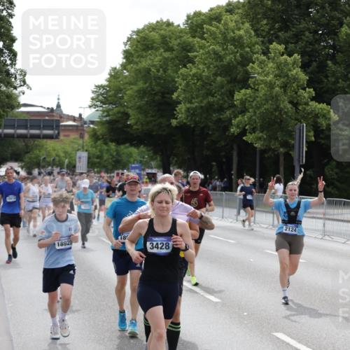 29.06.2025 - hella hamburg halbmarathon Jannik Wohlers http://msf.ph/oto/8290057 29.06.2025 10:36:09 Lombardsbrücke 1224, 2124, 2588, 3398, 3428, 4084, 4442, 5012, 5427, 5540, 5747, 5919, 6190, 6667, 7632, 8530, 8945, 9115, 9117, 9229, 9500, 9918, 10024, 10112, 10984, 11541, 11637, 12493, 12770, 13092, 13265, 13266, 13445, 13704, 13902, 13903, 14296, 15077, 15568, 15707, 15805, 16228, 16239, 16977, 17156, 17807, 18152, 18174, 18226, 18488, 18644, 18646, 18918, 18929 meine-sportfotos.de