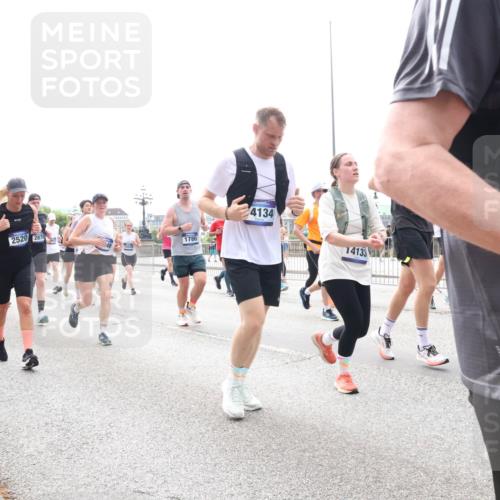 29.06.2025 - hella hamburg halbmarathon Lena Gebhardt http://msf.ph/oto/8290059 29.06.2025 10:36:16 Lombardsbrücke 6092, 6093, 6095, 714, 2520, 2870, 1780, 4134, 14133, 1008, 1010, 1036, 1102, 1108, 1183, 1224, 1775, 1780, 1835, 2124, 2352, 2520, 2811, 2827, 2870, 3398, 3401, 3404, 3428, 3598, 3699, 3741, 3877, 3990, 4245, 4326, 4413, 4442, 4798, 4937, 5012, 5246, 5427, 5540, 5573, 5666, 5747, 5809, 5919, 6092, 6093, 6184, 6190, 6417, 6667, 6845, 6896, 7086, 7111, 7140, 7275, 7304, 7575, 7576, 7632, 8356, 8498, 8530, 8581, 8945, 8947, 9115, 9117, 9229, 9432 meine-sportfotos.de