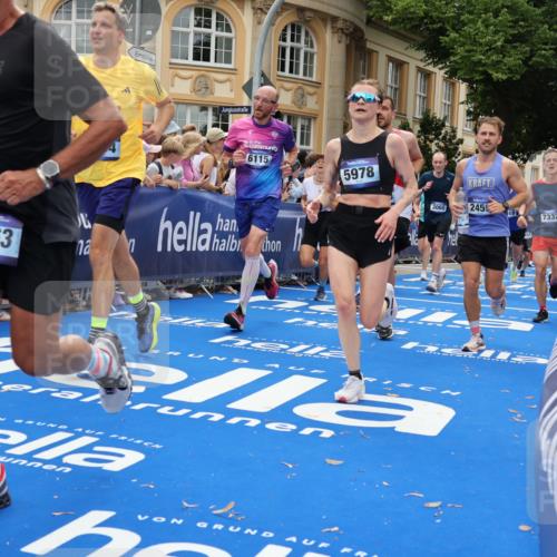 29.06.2025 - hella hamburg halbmarathon Strokosch-Dieckow http://msf.ph/oto/8290065 29.06.2025 10:49:41 Ziel 2504, 2706, 2937, 3060, 3543, 5894, 5978, 6115, 6125, 7332, 9038, 9463, 9551, 9619, 9649, 9723, 9924, 11679, 11975, 11977, 13159, 14794, 15392, 16843, 16877, 17001, 17282, 17753, 18058, 18451, 18926 meine-sportfotos.de
