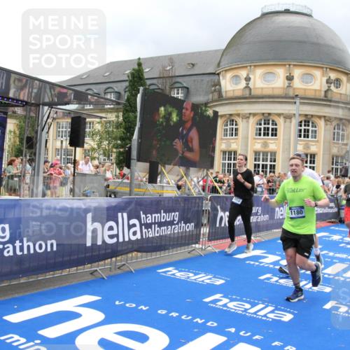 29.06.2025 - hella hamburg halbmarathon Michael Strokosch http://msf.ph/oto/8290079 29.06.2025 10:56:08 Ziel 1180, 3042, 3058, 4594, 4813, 5492, 5570, 7594, 8330, 12545, 16176, 17640, 17642, 18212 meine-sportfotos.de