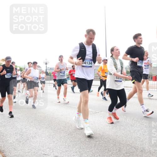 29.06.2025 - hella hamburg halbmarathon Lena Gebhardt http://msf.ph/oto/8290105 29.06.2025 10:36:16 Lombardsbrücke 6092, 6093, 714, 2520, 201, 14249, 1780, 156, 14134, 14133, 17732, 7111, 1008, 1010, 1036, 1102, 1108, 1183, 1224, 1775, 1780, 1835, 2124, 2352, 2520, 2811, 2827, 2870, 3398, 3401, 3404, 3428, 3598, 3699, 3741, 3877, 3990, 4245, 4326, 4413, 4442, 4798, 4937, 5012, 5246, 5427, 5540, 5573, 5666, 5747, 5809, 5919, 6092, 6093, 6184, 6190, 6417, 6667, 6845, 6896, 7086, 7111, 7140, 7275, 7304, 7575, 7576, 7632, 8356, 8498, 8530, 8581, 8945, 8947, 9115, 9117, 9229, 9432 meine-sportfotos.de