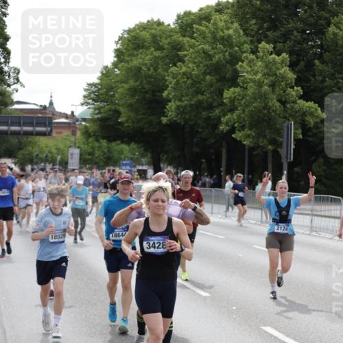 29.06.2025 - hella hamburg halbmarathon Jannik Wohlers http://msf.ph/oto/8290114 29.06.2025 10:36:09 Lombardsbrücke 1224, 2124, 2588, 3398, 3428, 4084, 4442, 5012, 5427, 5540, 5747, 5919, 6190, 6667, 7632, 8530, 8945, 9115, 9117, 9229, 9500, 9918, 10024, 10112, 10984, 11541, 11637, 12493, 12770, 13092, 13265, 13266, 13445, 13704, 13902, 13903, 14296, 15077, 15568, 15707, 15805, 16228, 16239, 16977, 17156, 17807, 18152, 18174, 18226, 18488, 18644, 18646, 18918, 18929 meine-sportfotos.de