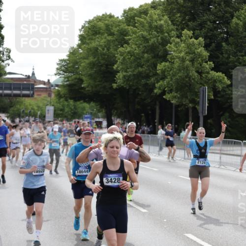 29.06.2025 - hella hamburg halbmarathon Jannik Wohlers http://msf.ph/oto/8290164 29.06.2025 10:36:09 Lombardsbrücke 1224, 2124, 2588, 3398, 3428, 4084, 4442, 5012, 5427, 5540, 5747, 5919, 6190, 6667, 7632, 8530, 8945, 9115, 9117, 9229, 9500, 9918, 10024, 10112, 10984, 11541, 11637, 12493, 12770, 13092, 13265, 13266, 13445, 13704, 13902, 13903, 14296, 15077, 15568, 15707, 15805, 16228, 16239, 16977, 17156, 17807, 18152, 18174, 18226, 18488, 18644, 18646, 18918, 18929 meine-sportfotos.de