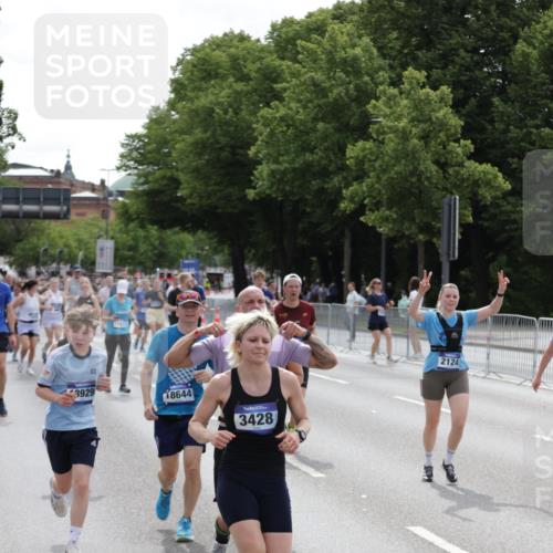 29.06.2025 - hella hamburg halbmarathon Jannik Wohlers http://msf.ph/oto/8290221 29.06.2025 10:36:09 Lombardsbrücke 1224, 2124, 2588, 3398, 3428, 4084, 4442, 5012, 5427, 5540, 5747, 5919, 6190, 6667, 7632, 8530, 8945, 9115, 9117, 9229, 9500, 9918, 10024, 10112, 10984, 11541, 11637, 12493, 12770, 13092, 13265, 13266, 13445, 13704, 13902, 13903, 14296, 15077, 15568, 15707, 15805, 16228, 16239, 16977, 17156, 17807, 18152, 18174, 18226, 18488, 18644, 18646, 18918, 18929 meine-sportfotos.de