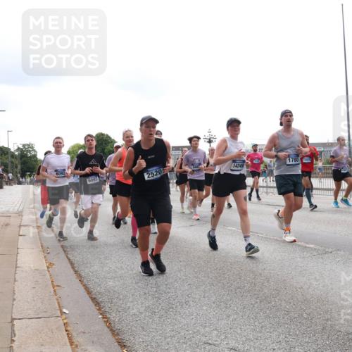 29.06.2025 - hella hamburg halbmarathon Lena Gebhardt http://msf.ph/oto/8290235 29.06.2025 10:36:16 Lombardsbrücke 6092, 6093, 2520, 566, 14249, 3741, 1780, 15676, 156, 1008, 1010, 1036, 1102, 1108, 1183, 1224, 1775, 1780, 1835, 2124, 2352, 2520, 2811, 2827, 2870, 3398, 3401, 3404, 3428, 3598, 3699, 3741, 3877, 3990, 4245, 4326, 4413, 4442, 4798, 4937, 5012, 5246, 5427, 5540, 5573, 5666, 5747, 5809, 5919, 6092, 6093, 6184, 6190, 6417, 6667, 6845, 6896, 7086, 7111, 7140, 7275, 7304, 7575, 7576, 7632, 8356, 8498, 8530, 8581, 8945, 8947, 9115, 9117, 9229, 9432 meine-sportfotos.de