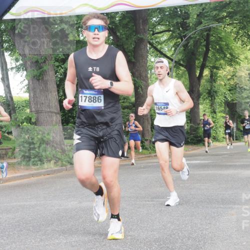 29.06.2025 - hella hamburg halbmarathon KatJ http://msf.ph/oto/8290239 29.06.2025 10:12:36 Zwischen KM18-KM19  meine-sportfotos.de