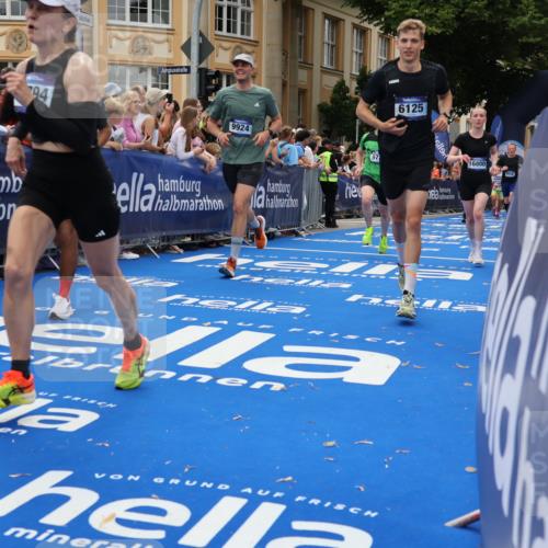 29.06.2025 - hella hamburg halbmarathon Strokosch-Dieckow http://msf.ph/oto/8290268 29.06.2025 10:49:47 Ziel 2540, 2706, 3060, 3543, 4017, 5460, 5894, 6125, 7332, 8455, 9126, 9200, 9491, 9551, 9597, 9619, 9723, 9924, 11975, 12527, 13159, 13463, 14794, 16800, 16843, 16877, 16887, 17282, 17753, 18451, 18926, 19109, 19122 meine-sportfotos.de