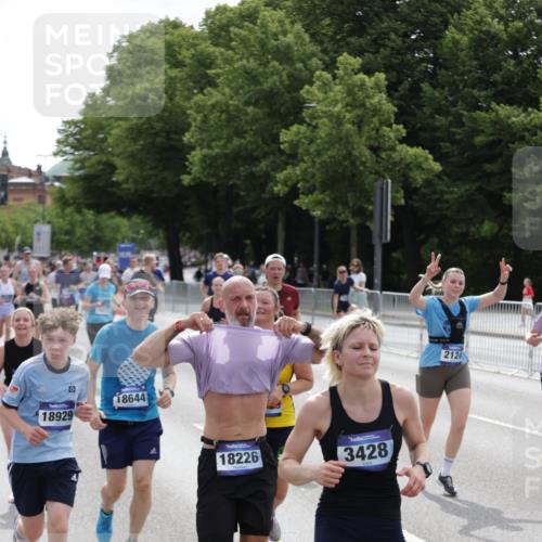 29.06.2025 - hella hamburg halbmarathon Jannik Wohlers http://msf.ph/oto/8290272 29.06.2025 10:36:10 Lombardsbrücke 1224, 1948, 2124, 2588, 3398, 3428, 4084, 4442, 5012, 5427, 5540, 5747, 5919, 6190, 6667, 7632, 8530, 8945, 9115, 9117, 9500, 9918, 10024, 10112, 10984, 11541, 11637, 12493, 12605, 12770, 12775, 13092, 13265, 13266, 13445, 13704, 13902, 13903, 15077, 15568, 15707, 15805, 16228, 16239, 16977, 17018, 17156, 17807, 18152, 18174, 18226, 18488, 18644, 18646, 18918, 18929 meine-sportfotos.de