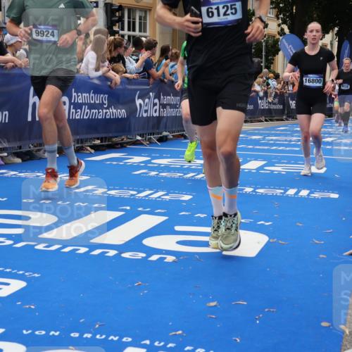 29.06.2025 - hella hamburg halbmarathon Strokosch-Dieckow http://msf.ph/oto/8290281 29.06.2025 10:49:48 Ziel 2540, 3060, 3543, 4017, 5460, 5894, 6125, 7332, 8454, 8455, 9126, 9200, 9491, 9551, 9597, 9619, 9723, 9924, 11975, 12527, 12733, 13159, 13463, 14794, 16732, 16800, 16877, 16887, 17282, 17753, 18926, 19109, 19122 meine-sportfotos.de