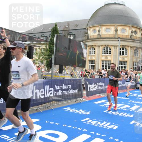 29.06.2025 - hella hamburg halbmarathon Michael Strokosch http://msf.ph/oto/8290316 29.06.2025 10:56:10 Ziel 1180, 3042, 3058, 4594, 4813, 5492, 5570, 7594, 8330, 8639, 9907, 12545, 17640, 17642, 18212 meine-sportfotos.de