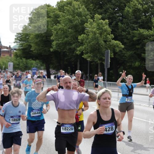 29.06.2025 - hella hamburg halbmarathon Jannik Wohlers http://msf.ph/oto/8290320 29.06.2025 10:36:10 Lombardsbrücke 1224, 1948, 2124, 2588, 3398, 3428, 4084, 4442, 5012, 5427, 5540, 5747, 5919, 6190, 6667, 7632, 8530, 8945, 9115, 9117, 9500, 9918, 10024, 10112, 10984, 11541, 11637, 12493, 12605, 12770, 12775, 13092, 13265, 13266, 13445, 13704, 13902, 13903, 15077, 15568, 15707, 15805, 16228, 16239, 16977, 17018, 17156, 17807, 18152, 18174, 18226, 18488, 18644, 18646, 18918, 18929 meine-sportfotos.de