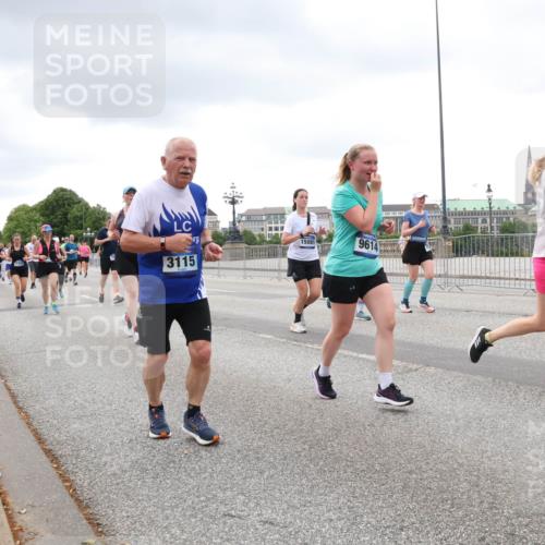 29.06.2025 - hella hamburg halbmarathon Lena Gebhardt http://msf.ph/oto/8290350 29.06.2025 10:55:45 Lombardsbrücke 3115, 15081, 9614, 1616, 1873, 1917, 2793, 3101, 3115, 3157, 3244, 3268, 3577, 4265, 4470, 4473, 4628, 4896, 5040, 5220, 5222, 5306, 5483, 5487, 5575, 5994, 6055, 6056, 6113, 6257, 6494, 6594, 7516, 7548, 7616, 7680, 7969, 8110, 8527, 8532, 8533, 8626, 8648, 9548, 9614, 9618, 9838, 9857, 9858, 9861, 9865, 9956, 10094, 10436, 10438, 10449, 10559, 10593, 10640, 10885, 11109, 11903, 11962, 11963, 12695, 12902, 13230, 14727, 15152, 16385 meine-sportfotos.de