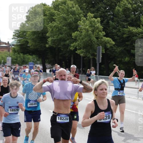 29.06.2025 - hella hamburg halbmarathon Jannik Wohlers http://msf.ph/oto/8290367 29.06.2025 10:36:10 Lombardsbrücke 1224, 1948, 2124, 2588, 3398, 3428, 4084, 4442, 5012, 5427, 5540, 5747, 5919, 6190, 6667, 7632, 8530, 8945, 9115, 9117, 9500, 9918, 10024, 10112, 10984, 11541, 11637, 12493, 12605, 12770, 12775, 13092, 13265, 13266, 13445, 13704, 13902, 13903, 15077, 15568, 15707, 15805, 16228, 16239, 16977, 17018, 17156, 17807, 18152, 18174, 18226, 18488, 18644, 18646, 18918, 18929 meine-sportfotos.de