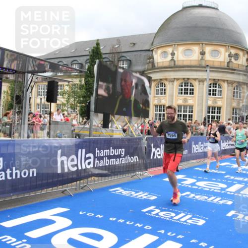29.06.2025 - hella hamburg halbmarathon Michael Strokosch http://msf.ph/oto/8290371 29.06.2025 10:56:10 Ziel 1180, 3042, 3058, 4594, 4813, 5492, 5570, 7594, 8330, 8639, 9907, 12545, 17640, 17642, 18212 meine-sportfotos.de