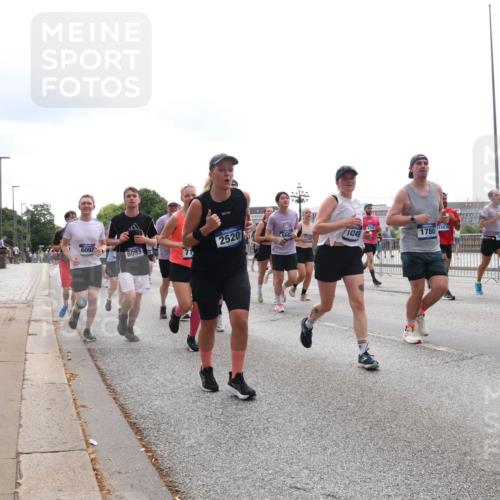 29.06.2025 - hella hamburg halbmarathon Lena Gebhardt http://msf.ph/oto/8290383 29.06.2025 10:36:16 Lombardsbrücke 6092, 6093, 2520, 14249, 3741, 1780, 15676, 1008, 1010, 1036, 1102, 1108, 1183, 1224, 1775, 1780, 1835, 2124, 2352, 2520, 2811, 2827, 2870, 3398, 3401, 3404, 3428, 3598, 3699, 3741, 3877, 3990, 4245, 4326, 4413, 4442, 4798, 4937, 5012, 5246, 5427, 5540, 5573, 5666, 5747, 5809, 5919, 6092, 6093, 6184, 6190, 6417, 6667, 6845, 6896, 7086, 7111, 7140, 7275, 7304, 7575, 7576, 7632, 8356, 8498, 8530, 8581, 8945, 8947, 9115, 9117, 9229, 9432 meine-sportfotos.de