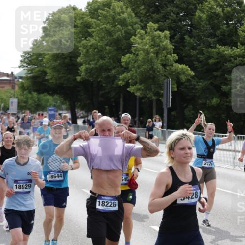 29.06.2025 - hella hamburg halbmarathon Jannik Wohlers http://msf.ph/oto/8290419 29.06.2025 10:36:10 Lombardsbrücke 1224, 1948, 2124, 2588, 3398, 3428, 4084, 4442, 5012, 5427, 5540, 5747, 5919, 6190, 6667, 7632, 8530, 8945, 9115, 9117, 9500, 9918, 10024, 10112, 10984, 11541, 11637, 12493, 12605, 12770, 12775, 13092, 13265, 13266, 13445, 13704, 13902, 13903, 15077, 15568, 15707, 15805, 16228, 16239, 16977, 17018, 17156, 17807, 18152, 18174, 18226, 18488, 18644, 18646, 18918, 18929 meine-sportfotos.de