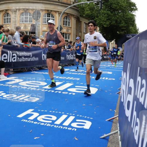 29.06.2025 - hella hamburg halbmarathon Strokosch-Dieckow http://msf.ph/oto/8290424 29.06.2025 10:49:51 Ziel 2540, 3692, 3852, 4017, 5460, 6125, 8454, 8455, 9126, 9200, 9491, 9551, 9597, 9723, 9924, 11975, 12527, 12733, 13159, 13463, 14794, 16716, 16732, 16800, 16887, 17753, 19109, 19122 meine-sportfotos.de