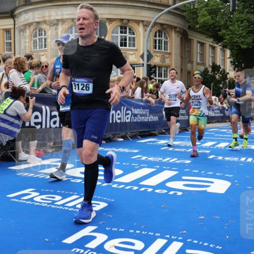 29.06.2025 - hella hamburg halbmarathon Strokosch-Dieckow http://msf.ph/oto/8290443 29.06.2025 10:49:53 Ziel 2540, 3692, 3852, 4017, 5460, 7100, 7657, 8454, 8455, 9126, 9200, 9213, 9491, 9597, 11975, 12271, 12527, 12733, 13225, 13463, 13758, 16716, 16732, 16800, 16887, 19109, 19112, 19122 meine-sportfotos.de